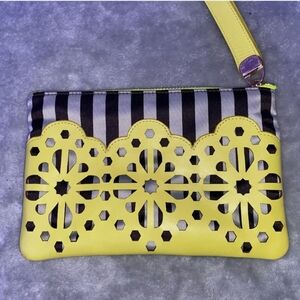 🌺Henri Bendel Striped Wristlet ❗️gorgeous and unique with iconic stripe🌺